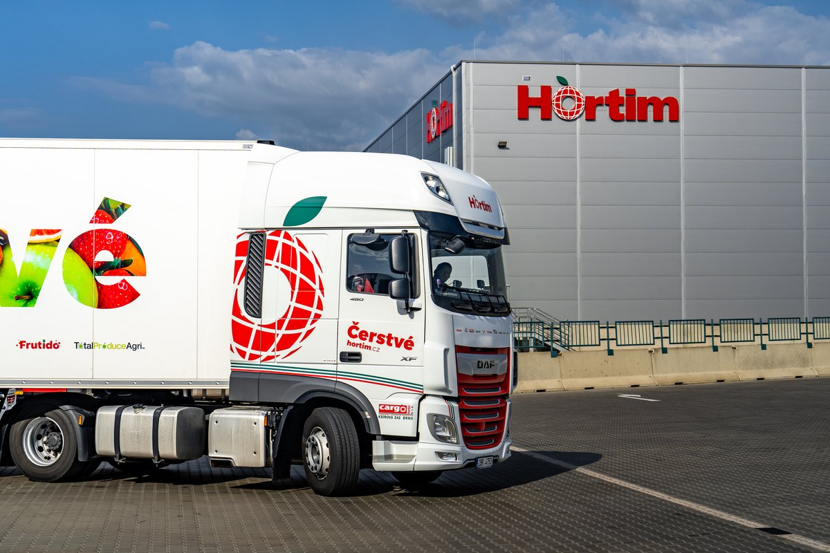 Hortim kamion před distribučním centrem